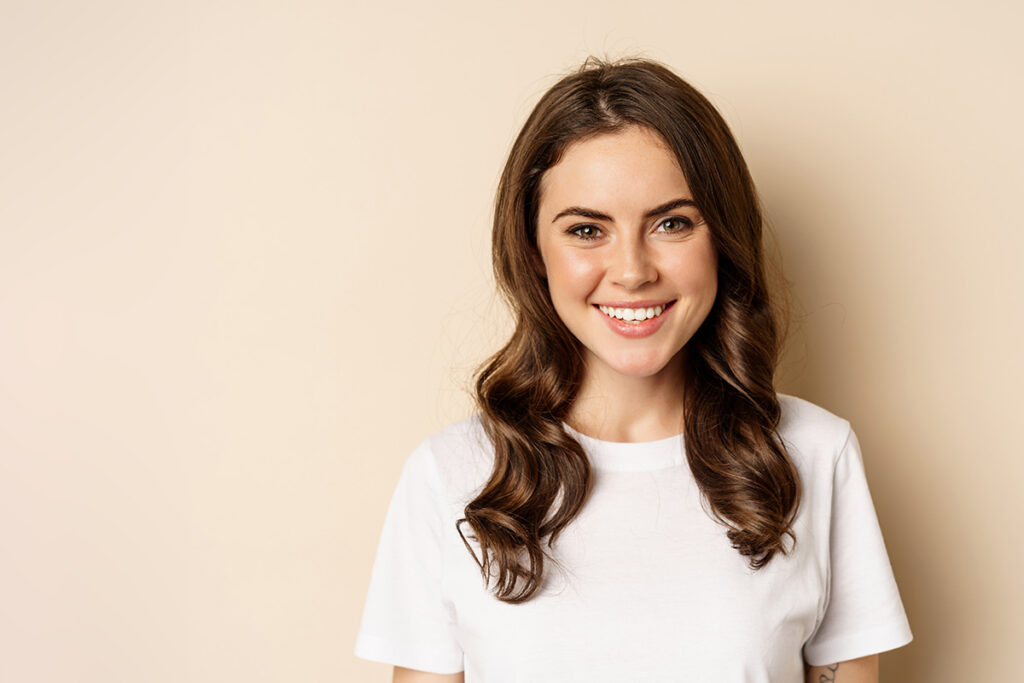 Lächelnde brünette Frau